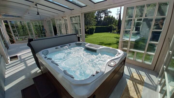 4-Season Hot Tub Enclosures - Enjoy Your Outdoor Spa in Winter